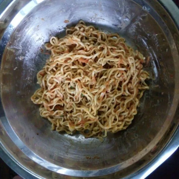 Aduk rata, beri bumbu garam dan lada bubuk, koreksi rasanya.