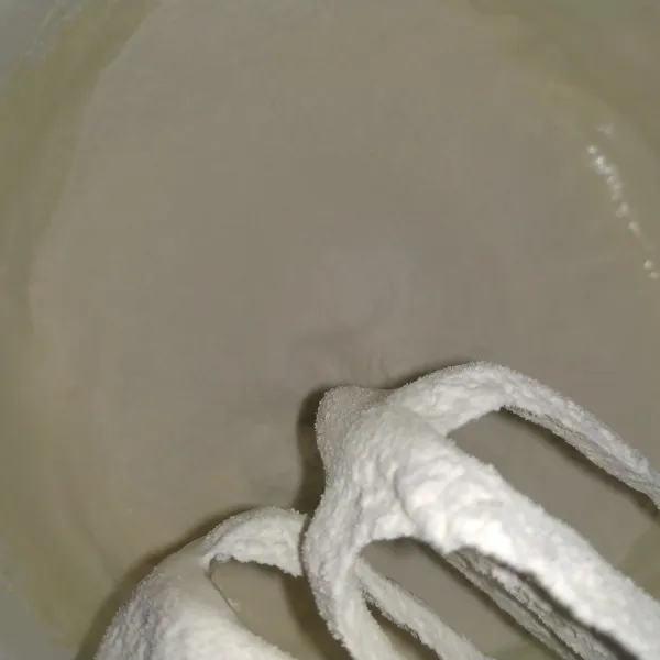 Turunkan speed, kemudian masukkan tepung yang sudah diayak, mixer asal rata.