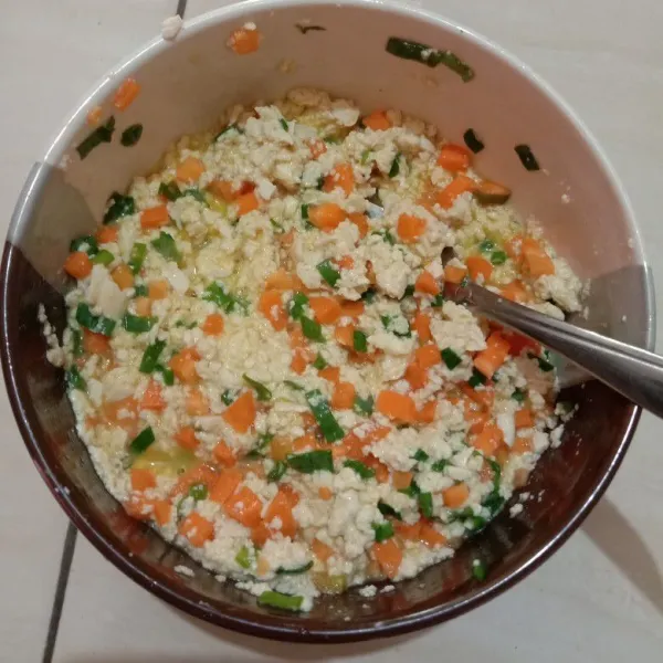 Masukkan irisan wortel, daun bawang dan telur, aduk hingga tercampur rata.