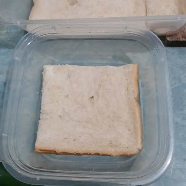 Siapkan roti tawar, bisa disobek-sobek atau dipotong sesuai bentuk wadahnya.