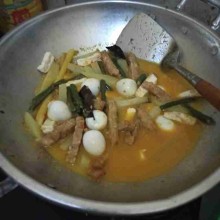 tambahkan tahu, tempe dan telur puyuh. bumbui dengan garam, gula dan kaldu bubuk. aduk rata