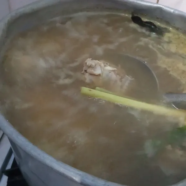 Masukkan bumbu Bamboe soto, gula, garam, royco, Ladaku. Tunggu hingga mendidih sekitar 10 menit. Kemudian masukkan bawang goreng. Tunggu hingga uapnya harum kemudian matikan kompor.