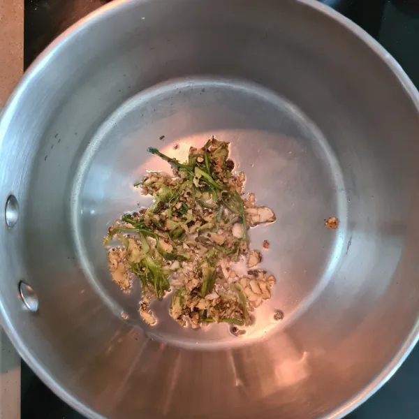Panaskan minyak dan tumis bumbu yang sudah ditumbuk sampai wangi.