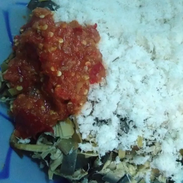 Campurkan kelapa parut, bumbu halus, gula, garam dan kaldu ayam bubuk. Aduk hingga merata.