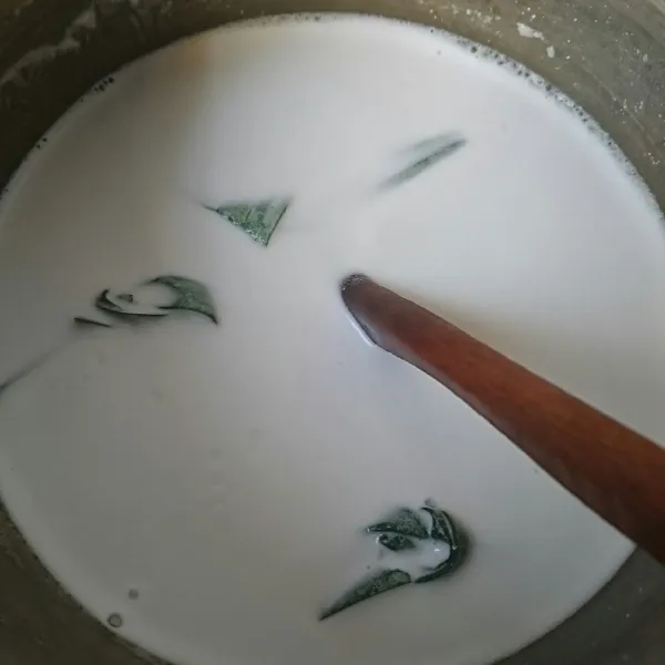 Rebus santan, air, dan daun pandan sampai mendidih. Dinginkan.