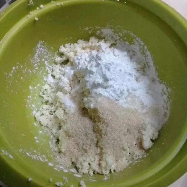 Tambahkan tepung tapioka dan gula pasir aduk sampai tercampur rata.