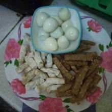goreng tahu dan tempe setengah matang dan kupas telur puyuh
