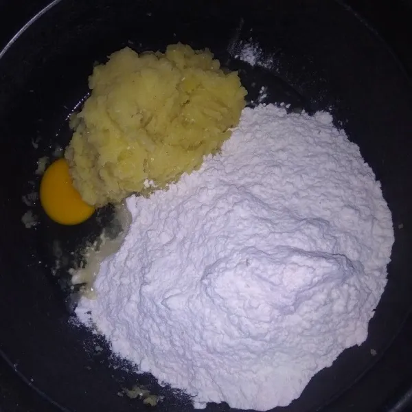 campur terigu cakra,telur ,kentang,mentega,lalu aduk hingga rata