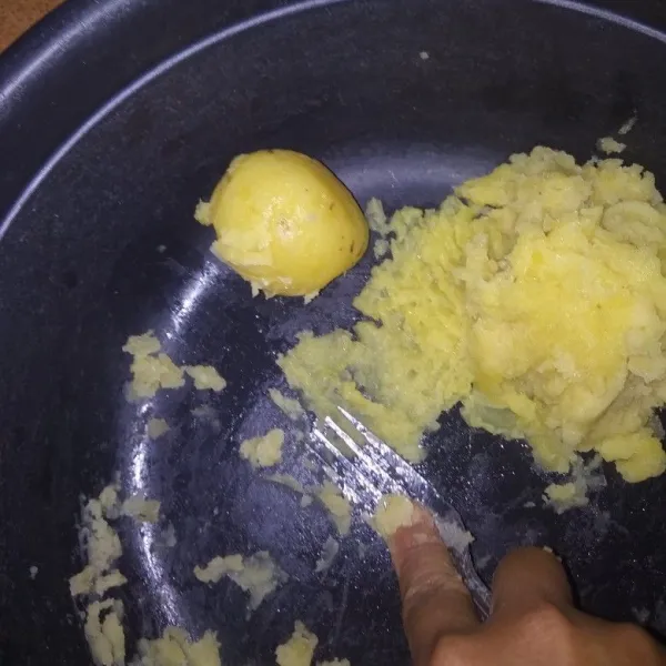 rebus kentang hingga matang lalu haluskan