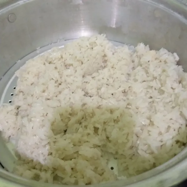 Setelab 15 menit, keluarkan beras dan tempatkan di mangkuk.