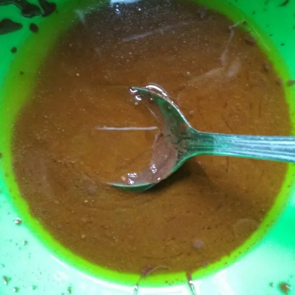 Campur bubuk Milo dengan air panas aduk hingga rata, tambahkan butter yang sudah dilelehkan aduk rata.