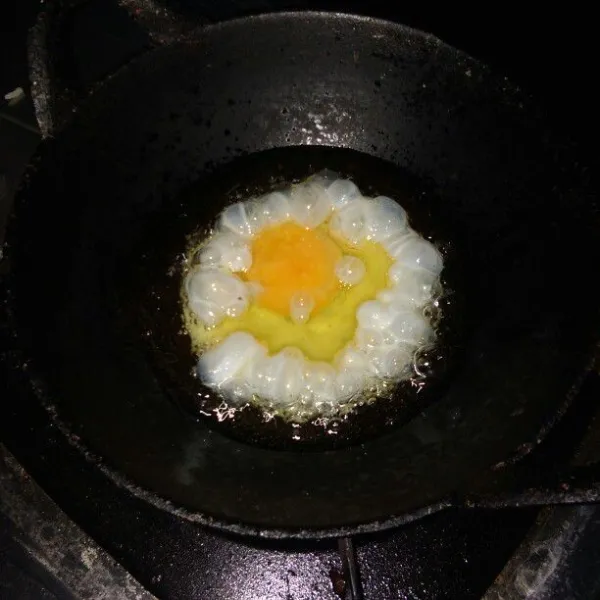 ceplok telur dan iris kobis dan tomat untuk toping nasi goreng.