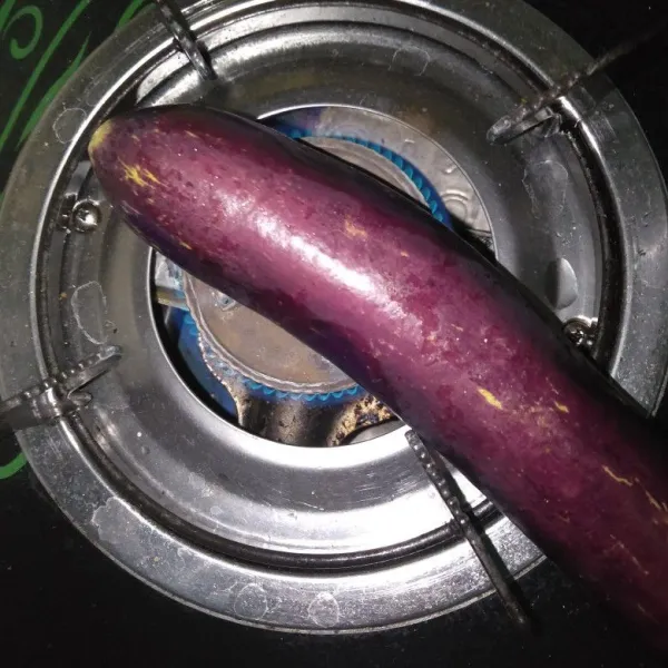 Bakar terong setelah matang kuliti sisihkan.