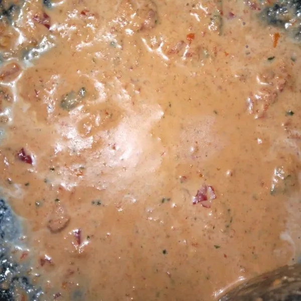 Aduk rata bumbu dan santan tes rata.