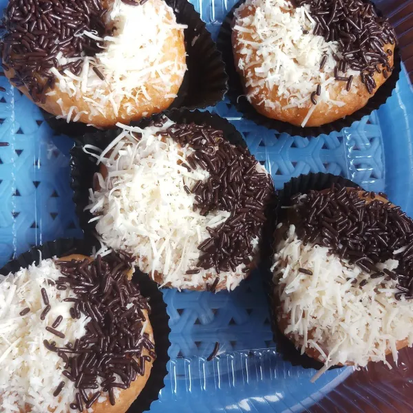 Olesi butter cream dan beri toping sesuai selera. Donat Kentang Idiot siap dihidangkan😍