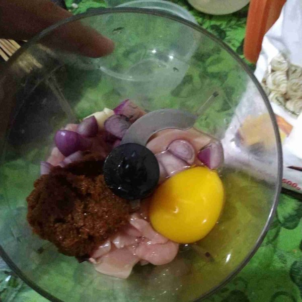 Masukkan ayam, bumbu yg sdah di haluskan, telur, garam, gula, penyedap rasa ke dalam  blender.