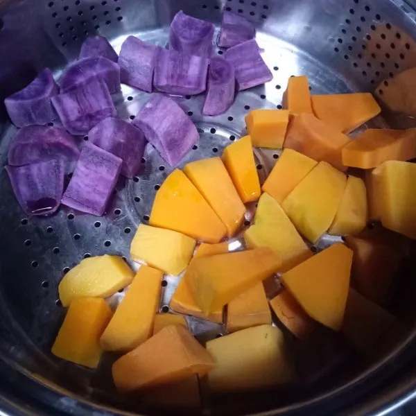 Kemudian kukus ubi ungu dan labu kuning hingga empuk.