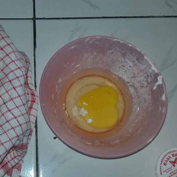 Di wadah lain kocok telur dengan baking powder.