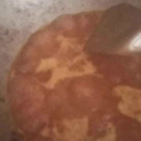 Tambahkan air rebusan daging. Tunggu hingga mendidih kemudian tambahkan petis, kecap manis, gula dan garam.