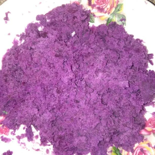 Kukus ubi ungu lalu haluskan.