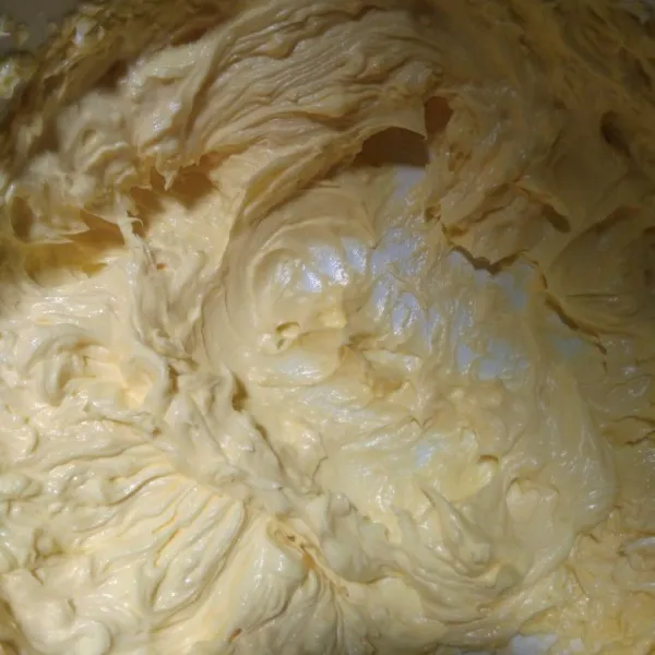 Mixer gula halus, butter margarin selama 2 menit, masukkan kuning telur mixer kembali sampai rata.