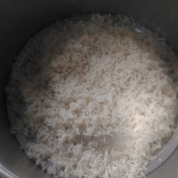 Kukus beras ketan selama 10 menit.