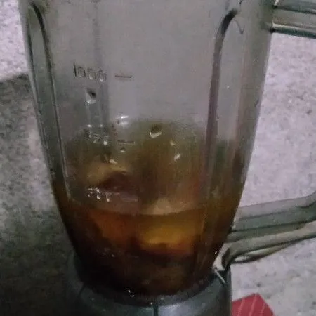 Masukkan ke dalam blender dan tambahkan madu.