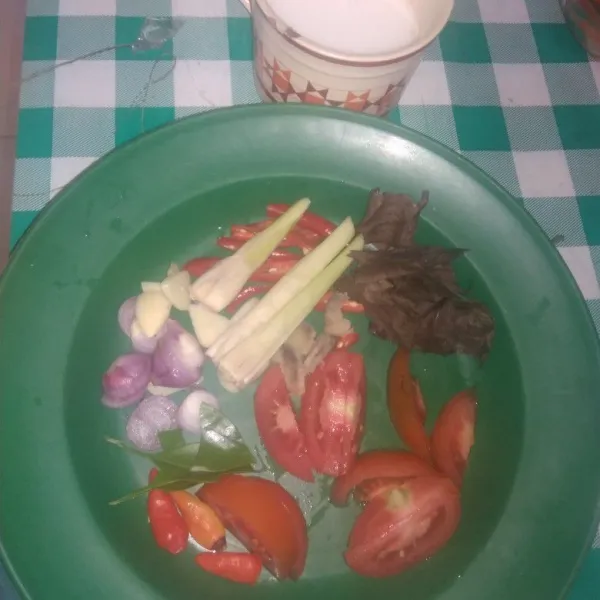 Siapkan semua bahan, potong kecil-kecil tomat, cabe merah besar, bawang merah, bawang putih, dan lengkuas.