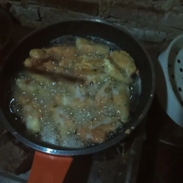 Goreng Sempol dengan api sedang yang sudah dilumuri telur .