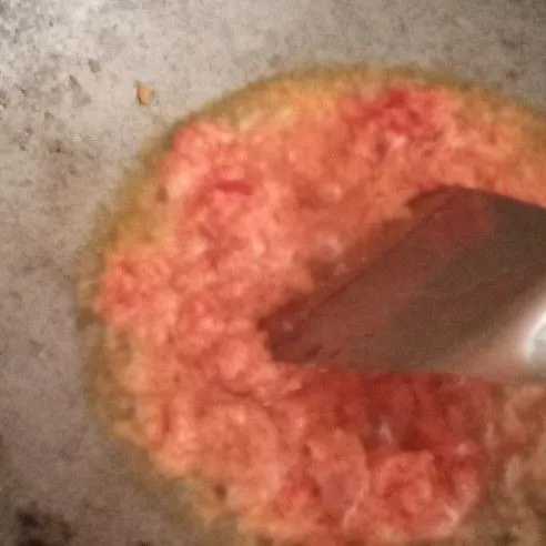Panaskan minyak diatas api kecil. Tumis bumbu hingga harum.