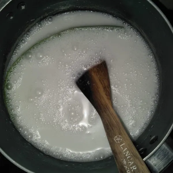 Campur santan bersama gula, garam, dan vanili. Aduk sampai gula larut sempurna aduk terus hingga mendidih, angkat dan dinginkan.