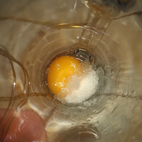 Kuning telur, bubuk vanilla dan gula pasir masukkan dalam gelas.