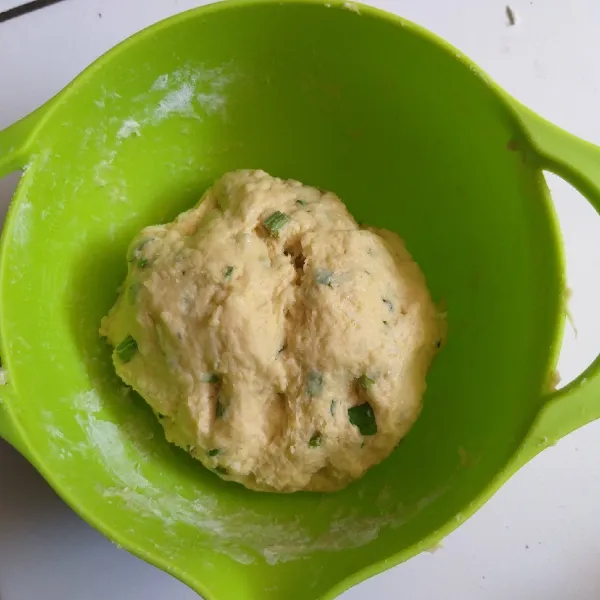 Ambil adonan, taburi dengan tepung agar tidak lengket kemudian giling menggunakan penggilingan, hingga ketebalan sekitar 0,5 cm.