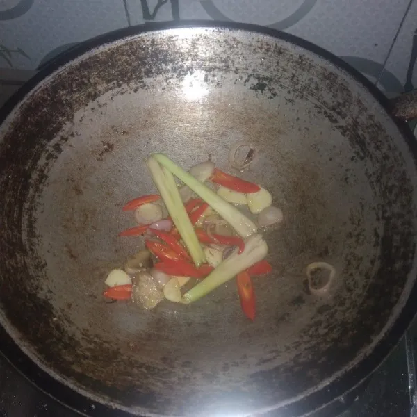Tumis bawang merah, bawang putih, cabe merah, sereh, dan lengkuas.