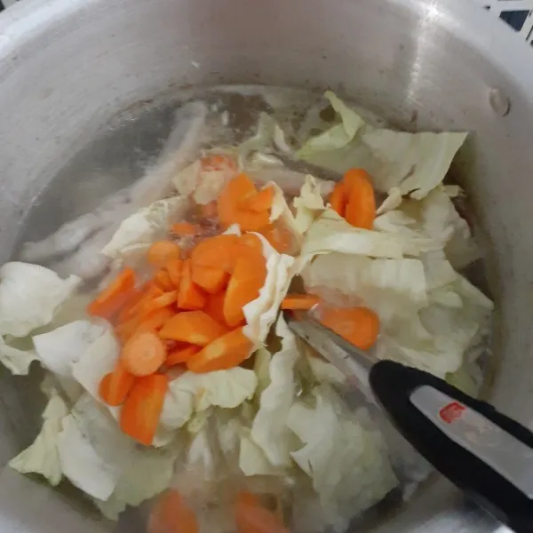 Masukkan sayur sop-sopan, terlebih dahulu masukan kubis, wortel dan kentang.