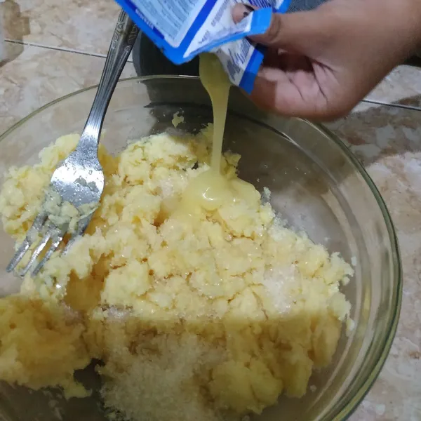 Masukkan gula pasir dan susu kental manis aduk rata.