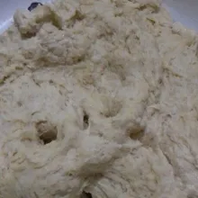 Aduk rata, tambahkan air secara bertahap, sambil diuleni. Hentikan air jika dirasa sudah cukup lembut.