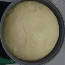 Setelah mengembang, tinju adonan untuk mengeluarkan udaranya.