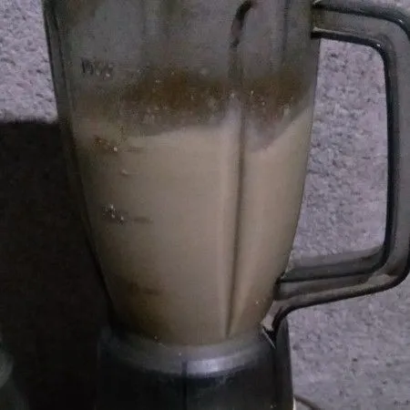Blender hingga halus dan jus kurma susu siap disajikan.