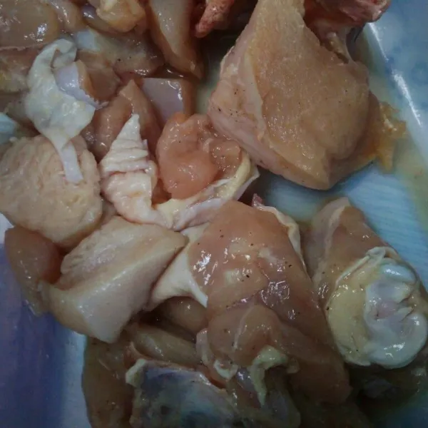 Bersihkan ayam, kemudian campur dg air jeruk nipis, garam, lada dan gula. Marinasi selama 1-2 jam.