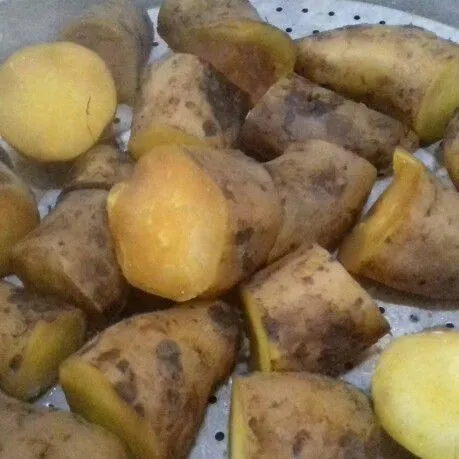 Cuci bersih ubi dan kukus hingga empuk.