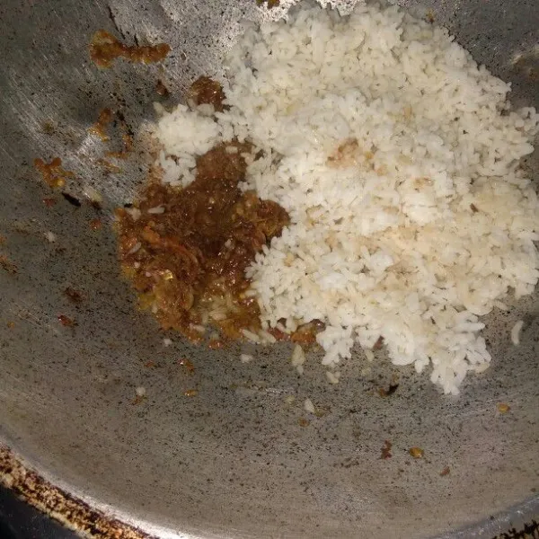 lalu masukan nasi,merica kaldu bubuk dan kecap manis aduk rata