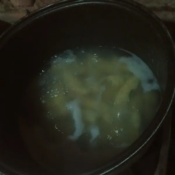 Rebus adonan yang sudah dibentuk pada panci yang sudah berisi air panas .