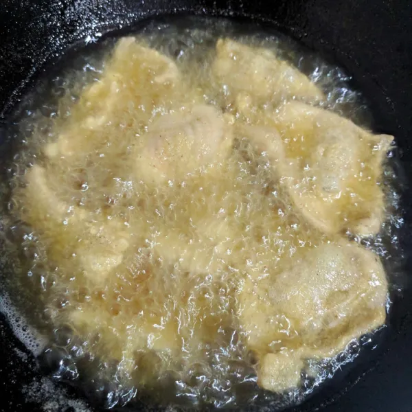Panaskan minyak, goreng kulit ayam hingga kuning keemasan. Angkat dan sajikan dengan saus sambal.