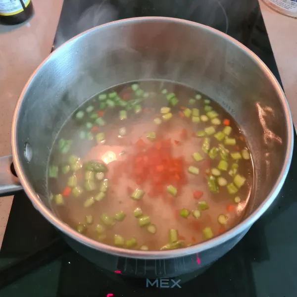 Didihkan air kaldu, lalu masukkan wortel dan asparagus. Masak sampai sayuran matang (2-3 menit).