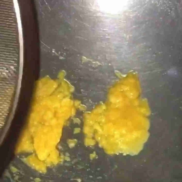 Panaskan 1 sdm minyak, lalu masukkan telur, aduk aduk hingga setengah matang, lalu masukkan makaroni yang sudah direbus