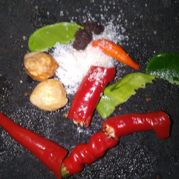 Siapkan bumbu pecel santan beserta gula, garam dan terasi.