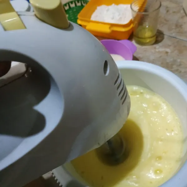 Mixer telur, gula pasir dan sp dengan kecepatan tinggi.