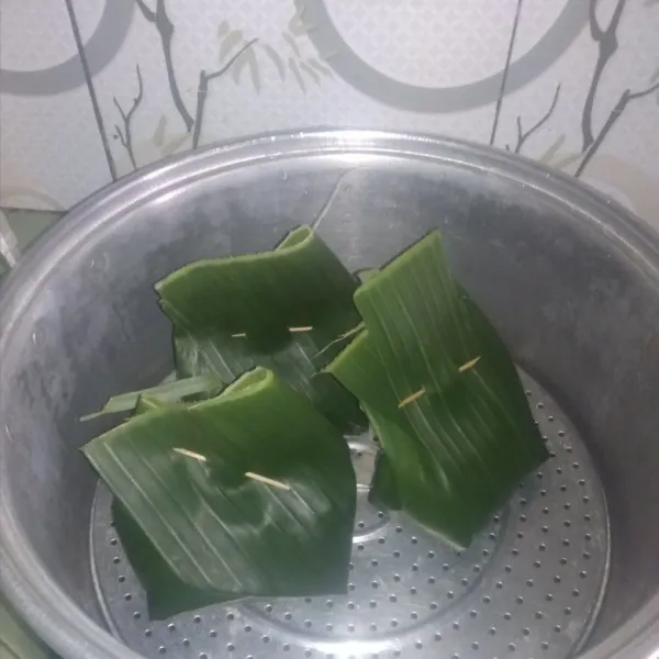 Bungkus dengan daun pisang lalu dikukus kurang lebih 25 menit, angkat sajikan selagi hangat.