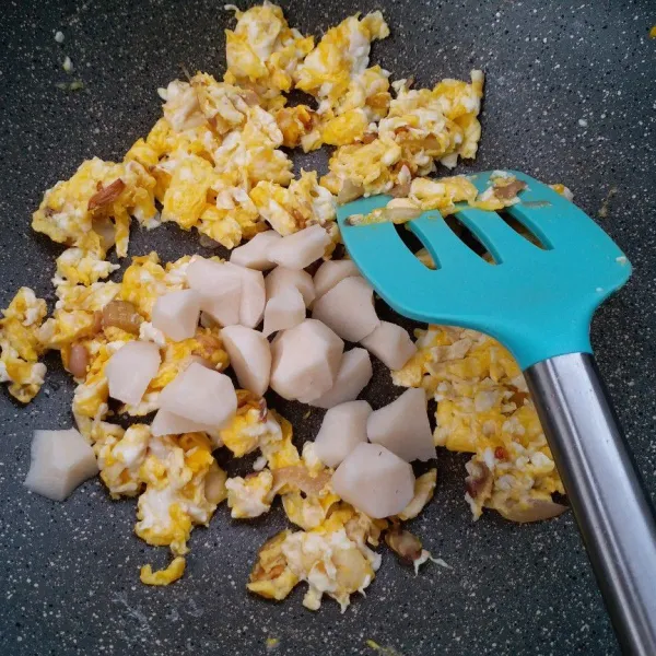 Masukkan potongan bakso, aduk sebentar